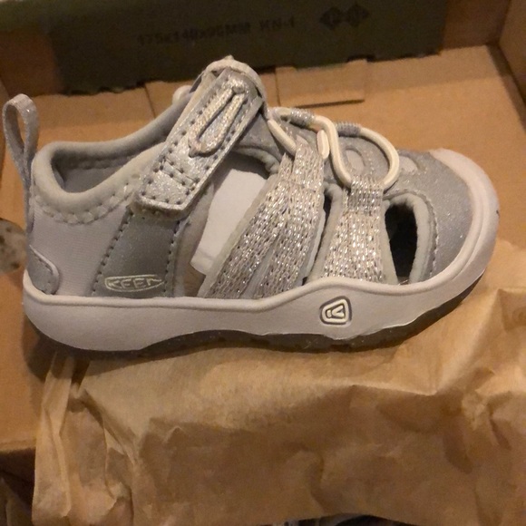 keen moxie sandal silver